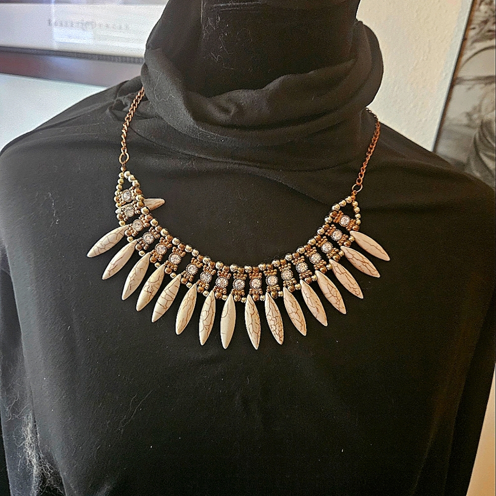 Elegant Cream and Gold Necklace